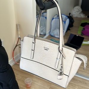 Crème colour guess purse. Great condition worn a few times only.